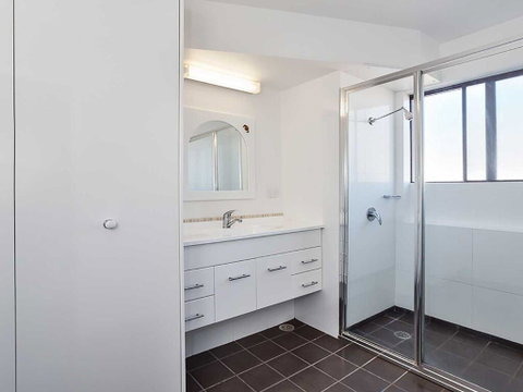 10 'Intrepid' 3 Intrepid Close - Water Views Over Shoal Bay Beach - Accommodation Brisbane 2