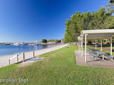 10 'Magnus Gardens' 7 Magnus Street - Air Conditioned & Walk To Town Centre - Accommodation Brisbane 0