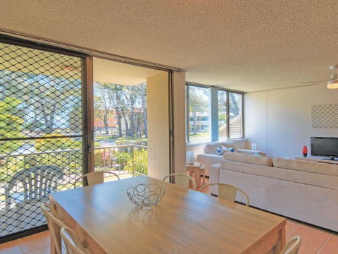 10 'Magnus Gardens' 7 Magnus Street - Air Conditioned & Walk To Town Centre - Accommodation Brisbane 3