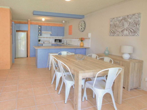 10 'Magnus Gardens' 7 Magnus Street - Air Conditioned & Walk To Town Centre - Accommodation Brisbane 1