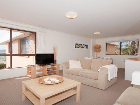 11 'Promenade' 8 Intrepid Close - Air Conditioned Unit With Beautiful Water Views - Accommodation Brisbane 1