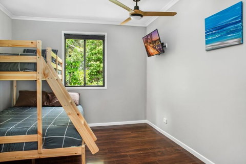 11 Naiad Court - Rainbow Shores, Fantastic Family Retreat, Swimming Pool, 200m To Beach, Free Wi-Fi - Accommodation Brisbane 1