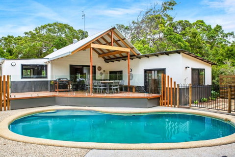 11 Naiad Court - Rainbow Shores, Fantastic Family Retreat, Swimming Pool, 200m To Beach, Free Wi-Fi - Accommodation Brisbane 0