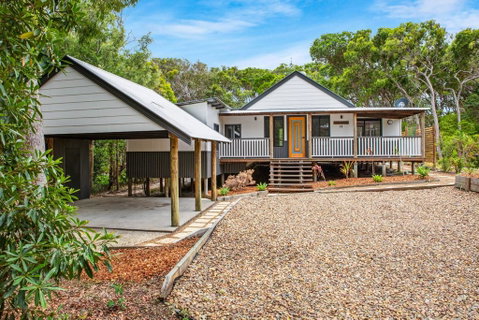 11 Naiad Court - Rainbow Shores, Fantastic Family Retreat, Swimming Pool, 200m To Beach, Free Wi-Fi - Accommodation Brisbane 3
