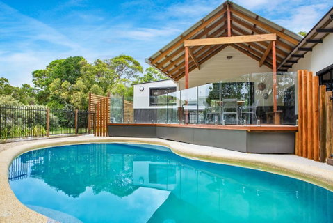 11 Naiad Court - Rainbow Shores, Fantastic Family Retreat, Swimming Pool, 200m To Beach, Free Wi-Fi - Accommodation Brisbane 2