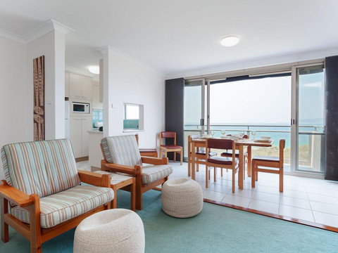 12 'Ocean Shores', 27 Weatherly Cl - Waterfront Unit With Sensational Water Views, WIFI & Air Conditioning - Accommodation Brisbane 3