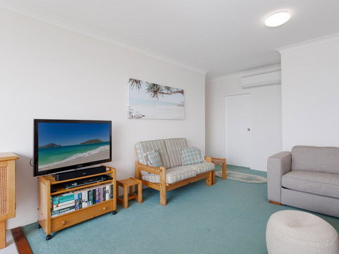 12 'Ocean Shores', 27 Weatherly Cl - Waterfront Unit With Sensational Water Views, WIFI & Air Conditioning - Accommodation Brisbane 2