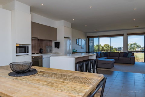 13 Shore Place - Accommodation Brisbane 2