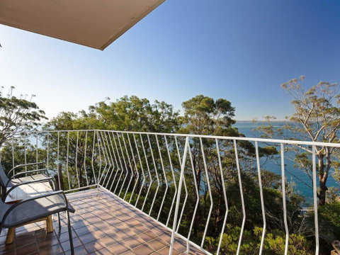 15 'Thurlow Lodge', 6 Thurlow Avenue - Fantastic Unit With Water Views & Pool In Complex - Accommodation Brisbane 1