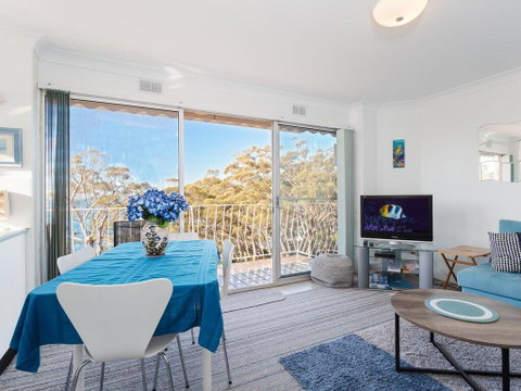 15 'Thurlow Lodge', 6 Thurlow Avenue - Fantastic Unit With Water Views & Pool In Complex - Accommodation Brisbane 3