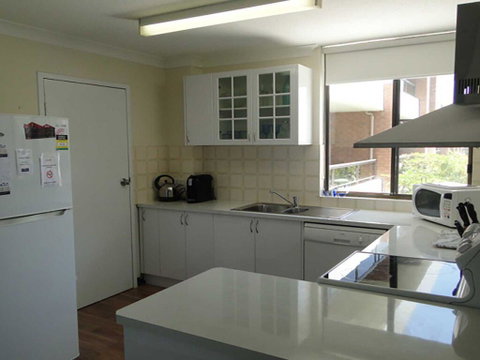 17 'The Commodore' 9-11 Donald Street - Pleasant Unit With Open Plan Living - Accommodation Brisbane 3