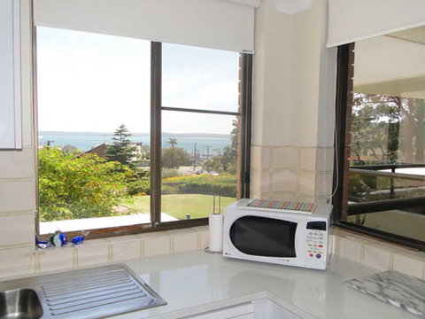 17 'The Commodore' 9-11 Donald Street - Pleasant Unit With Open Plan Living - Accommodation Brisbane 2