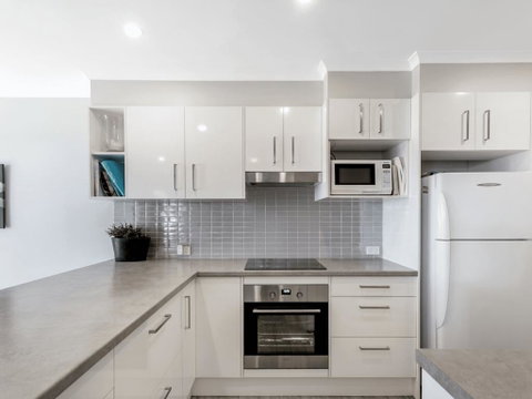 19 'Bay Parklands', 2 Gowrie Avenue - Ground Floor Renovated Unit With Water Views & WIFI - Accommodation Brisbane 1