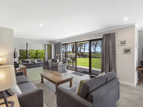 19 'Bay Parklands', 2 Gowrie Avenue - Ground Floor Renovated Unit With Water Views & WIFI - Accommodation Brisbane 0