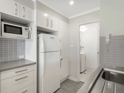 19 'Bay Parklands', 2 Gowrie Avenue - Ground Floor Renovated Unit With Water Views & WIFI - Accommodation Brisbane 2