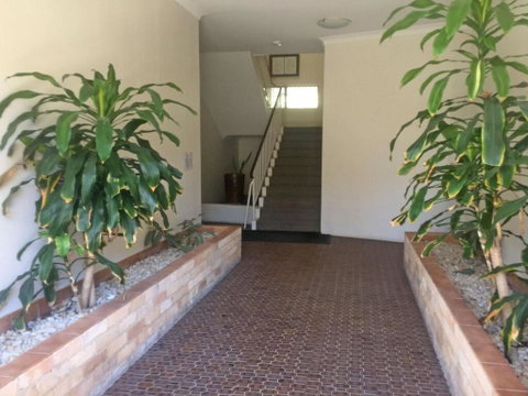 2 'Bronte Court' 17 Magnus Street - Air Con, Complex Pool And Centrally Located - Accommodation Brisbane 1