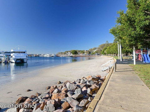 2 'Bronte Court' 17 Magnus Street - Air Con, Complex Pool And Centrally Located - Accommodation Brisbane 3