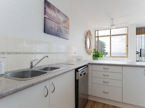 2 'Little Hut' 20 Kurrawa Close - Stunning Water Views Of Little Beach - Accommodation Brisbane 3
