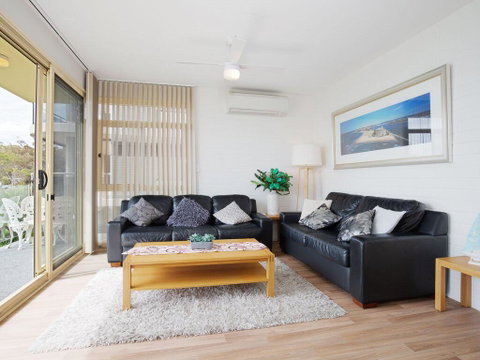2 'Little Hut' 20 Kurrawa Close - Stunning Water Views Of Little Beach - Accommodation Brisbane 2