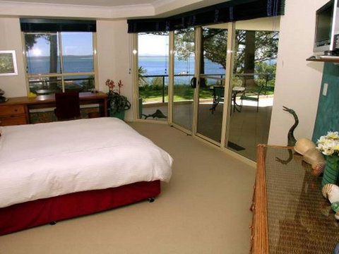 2 'Magnus Pines' 52-56 Magnus Street - Stunning Unit With Aircon, Water Views & Foxtel - Accommodation Brisbane 1