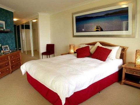 2 'Magnus Pines' 52-56 Magnus Street - Stunning Unit With Aircon, Water Views & Foxtel - Accommodation Brisbane 2