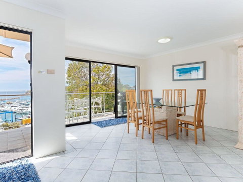 2 'Paradiso', 4 Laman Street - Beautiful Unit With Stunning Water Views & Pool - Accommodation Brisbane 2