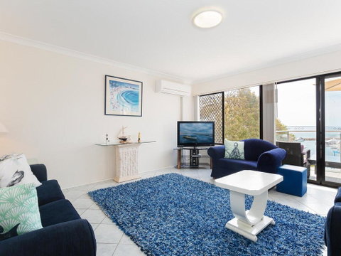 2 'Paradiso', 4 Laman Street - Beautiful Unit With Stunning Water Views & Pool - Accommodation Brisbane 3