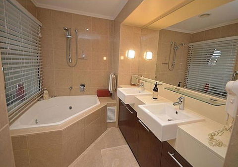 2 BDR/Apt/Foxtel/WiFi/Pool/parking/Spa/Hervey Bay - Accommodation Brisbane 2