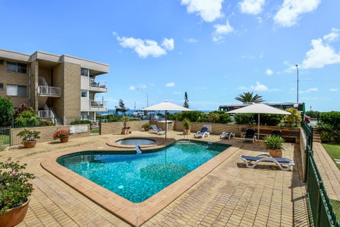 2 Bedroom Top Floor Unit - Ocean Views And Pool - Accommodation Brisbane 3