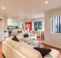 2 Bedroom with Parking  AC Close To Beach  City - Accommodation Brisbane