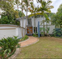 2 Satinwood Drive - Rainbow Shores Executive Level Beach House Pool Walk to Beach - Accommodation Brisbane