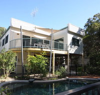 20 Orania Court - Two storey family home with swimming pool patio  large deck. Pet friendly - Accommodation Brisbane