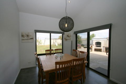 26 Twynam Street - Accommodation Brisbane 3