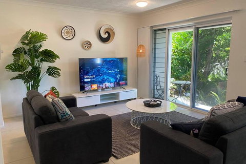 BEACH, SHOPS & STRAND 5 Min Walk Away - Accommodation Brisbane 0