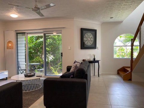 BEACH, SHOPS & STRAND 5 Min Walk Away - Accommodation Brisbane 3