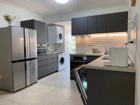 BEACH, SHOPS & STRAND 5 Min Walk Away - Accommodation Brisbane 1