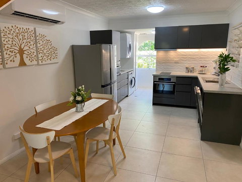 BEACH, SHOPS & STRAND 5 Min Walk Away - Accommodation Brisbane 2