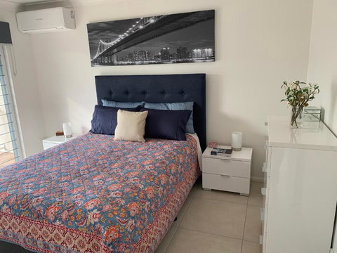 BEACH, SHOPS & STRAND 5 Min Walk Away - Accommodation Brisbane 4