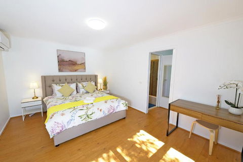 Best Location Entire House Staycation Parkland Surrounding - Accommodation Brisbane 1