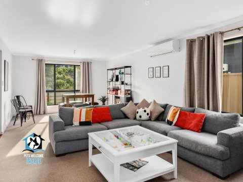 Big House With Views And Fab Pop Culture Vibe - Accommodation Brisbane 1