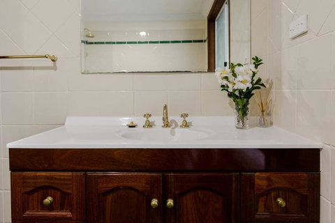 Camellia Cottage - Rustic Character Home 10 Minute Walk To The Centre Of Margs! - Accommodation Brisbane 1