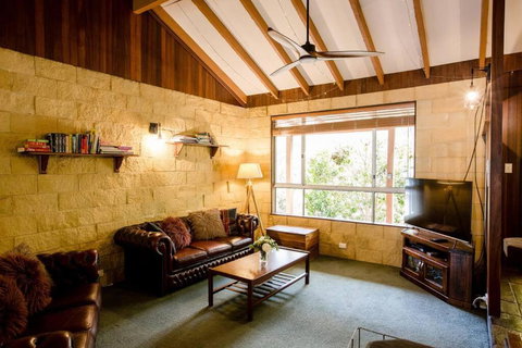 Camellia Cottage - Rustic Character Home 10 Minute Walk To The Centre Of Margs! - Accommodation Brisbane 2