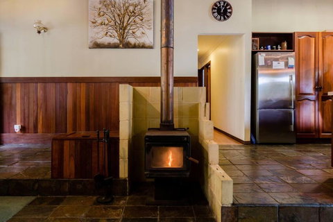 Camellia Cottage - Rustic Character Home 10 Minute Walk To The Centre Of Margs! - Accommodation Brisbane 3