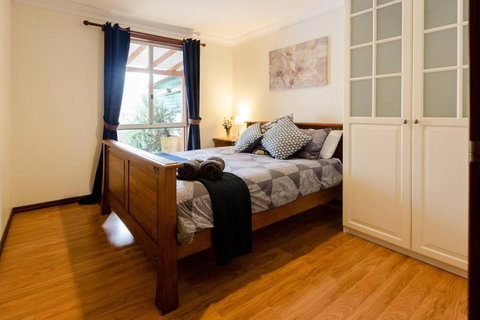 Camellia Cottage - Rustic Character Home 10 Minute Walk To The Centre Of Margs! - Accommodation Brisbane 4