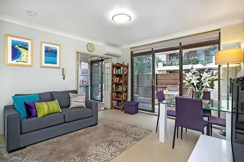 CN016-Modern Crows Nest Apartment, Easy CBD Access - Accommodation Brisbane 0