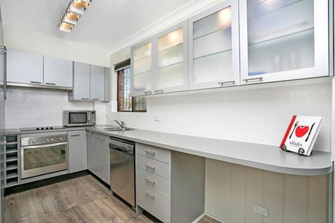 CN016-Modern Crows Nest Apartment, Easy CBD Access - Accommodation Brisbane 3