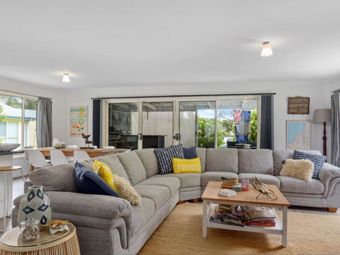 Decked Out At Dolphin 31 Dolphin Avenue - Accommodation Brisbane 0
