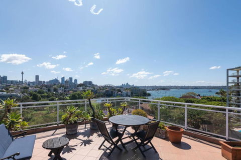 Delightful Darling Point Studio W Stunning Rooftop - Accommodation Brisbane 1