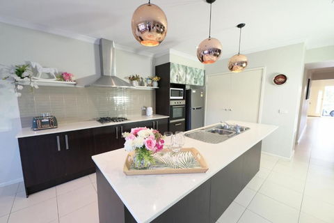 Designer Decor Home With 8Beds At Williams Landing - Accommodation Brisbane 3