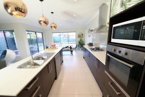 Designer Decor Home With 8Beds At Williams Landing - Accommodation Brisbane 4